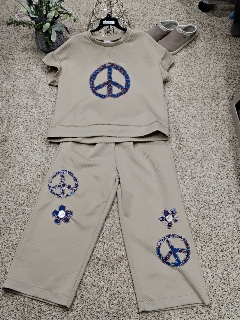 3993 Size XXL Women's Beige Pantsuit Set with Peace Sign Appliqués
